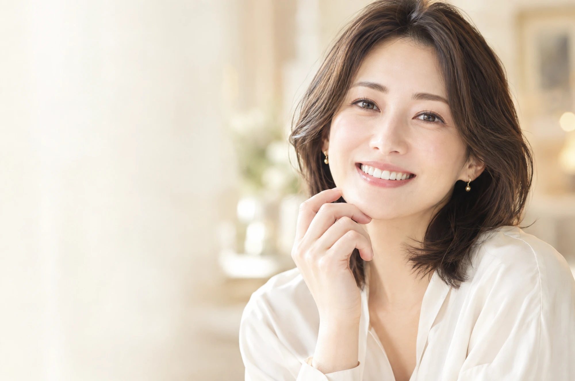 自然な白さの前歯で笑う女性