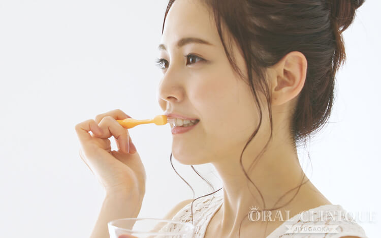 歯みがきをする女性